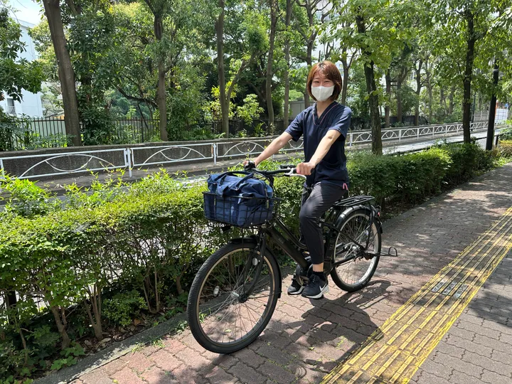 電動自転車で利用者さま宅へ向かうスタッフ