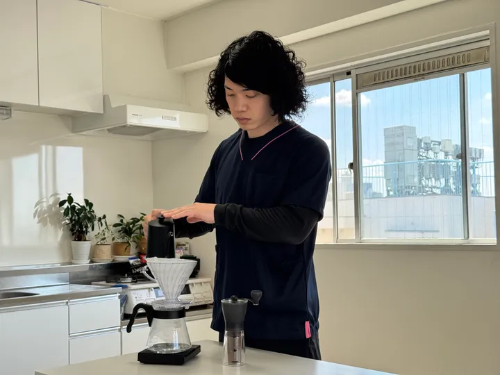 事務所でコーヒーを準備するスタッフ