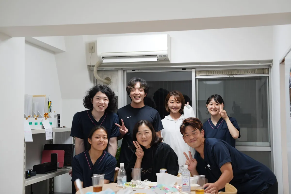 スタッフが笑顔で集まっている様子