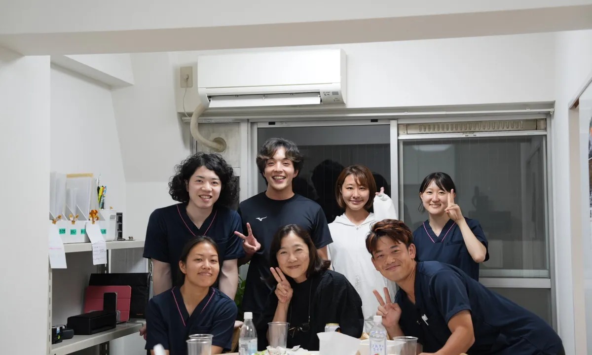 スタッフが笑顔で集まっている様子